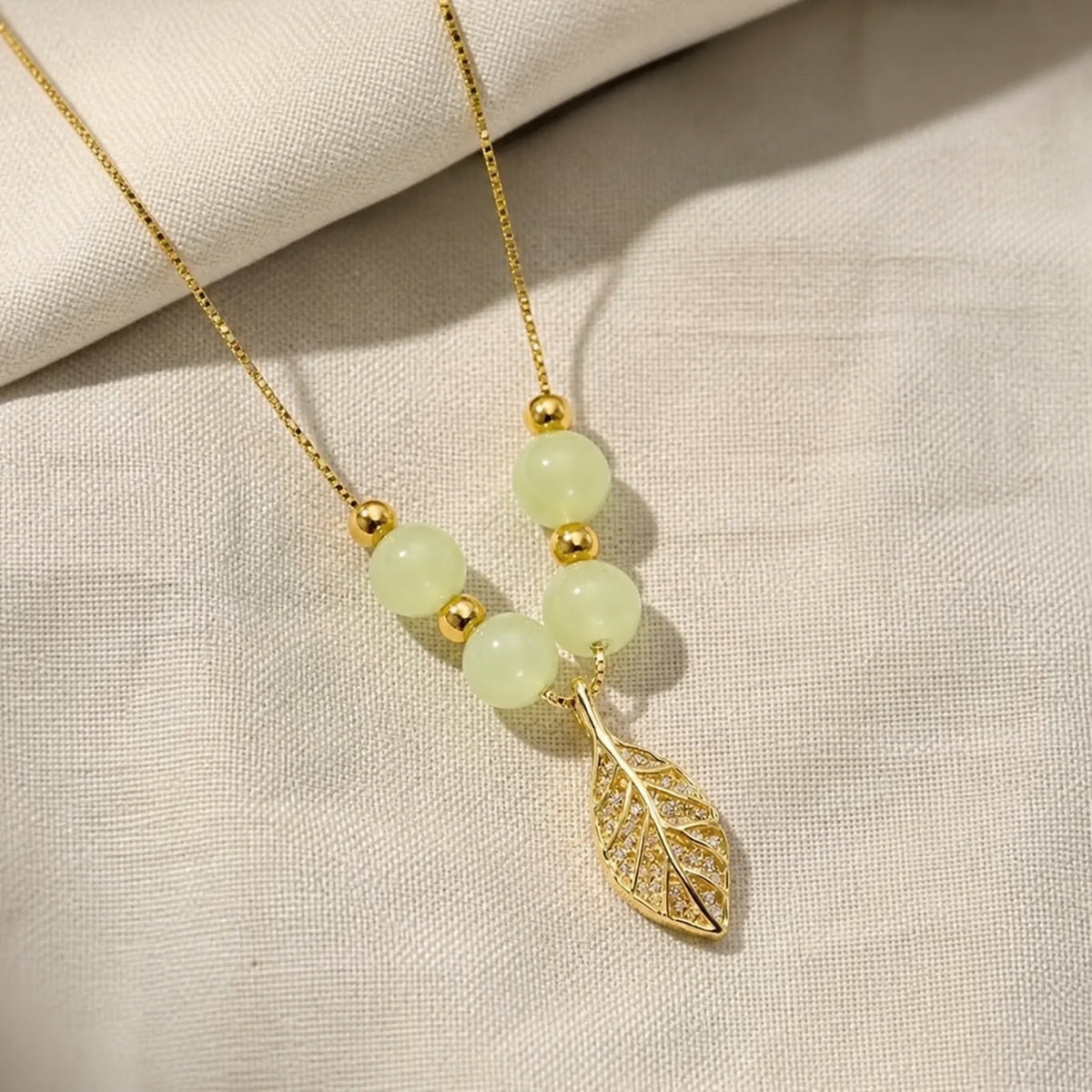 Collar de jade con cuentas y hoja de oro