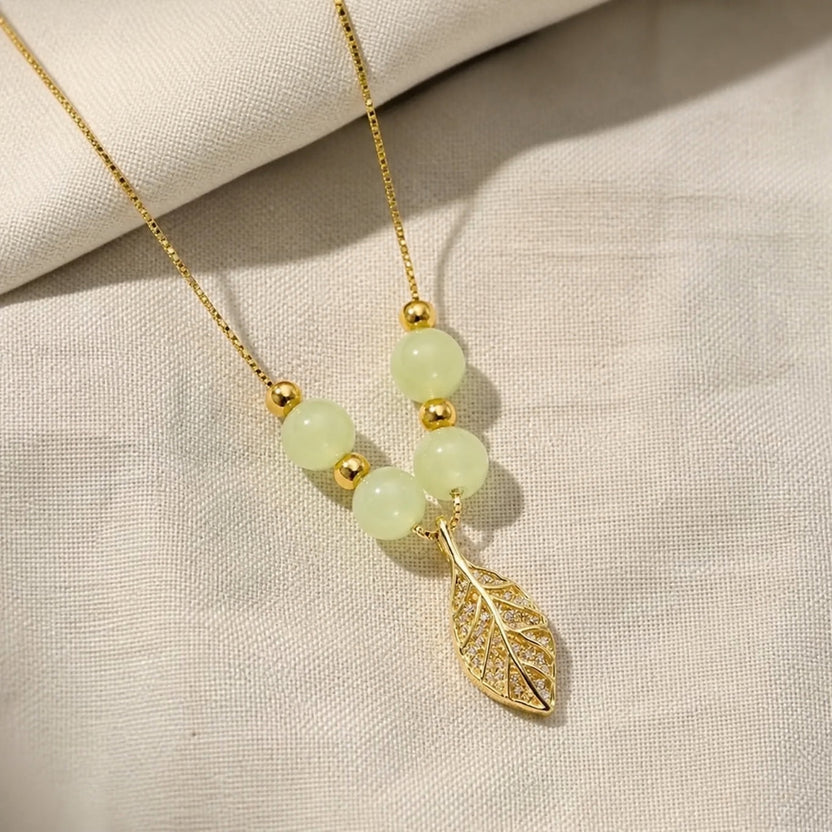 Collar de jade con cuentas y hoja de oro