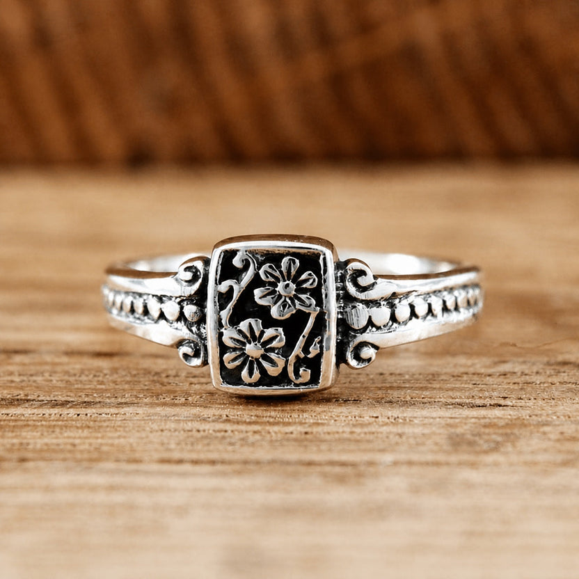 Anillo floral bohemio refinado