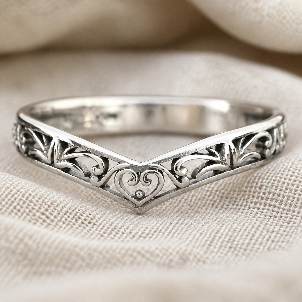 Anillo clásico grabado con flores