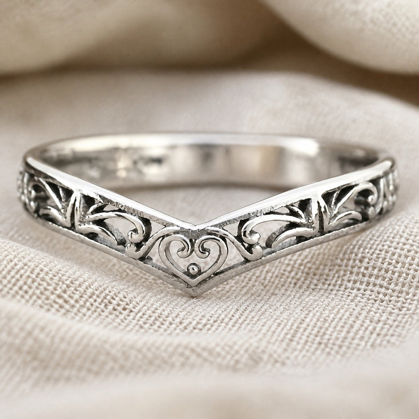 Anillo clásico grabado con flores