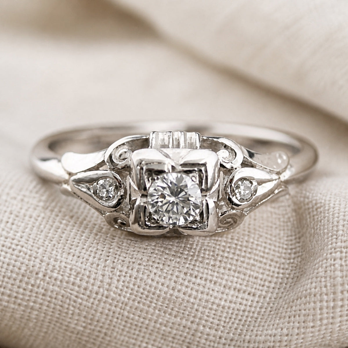 Anillo elegante de cristal en plata
