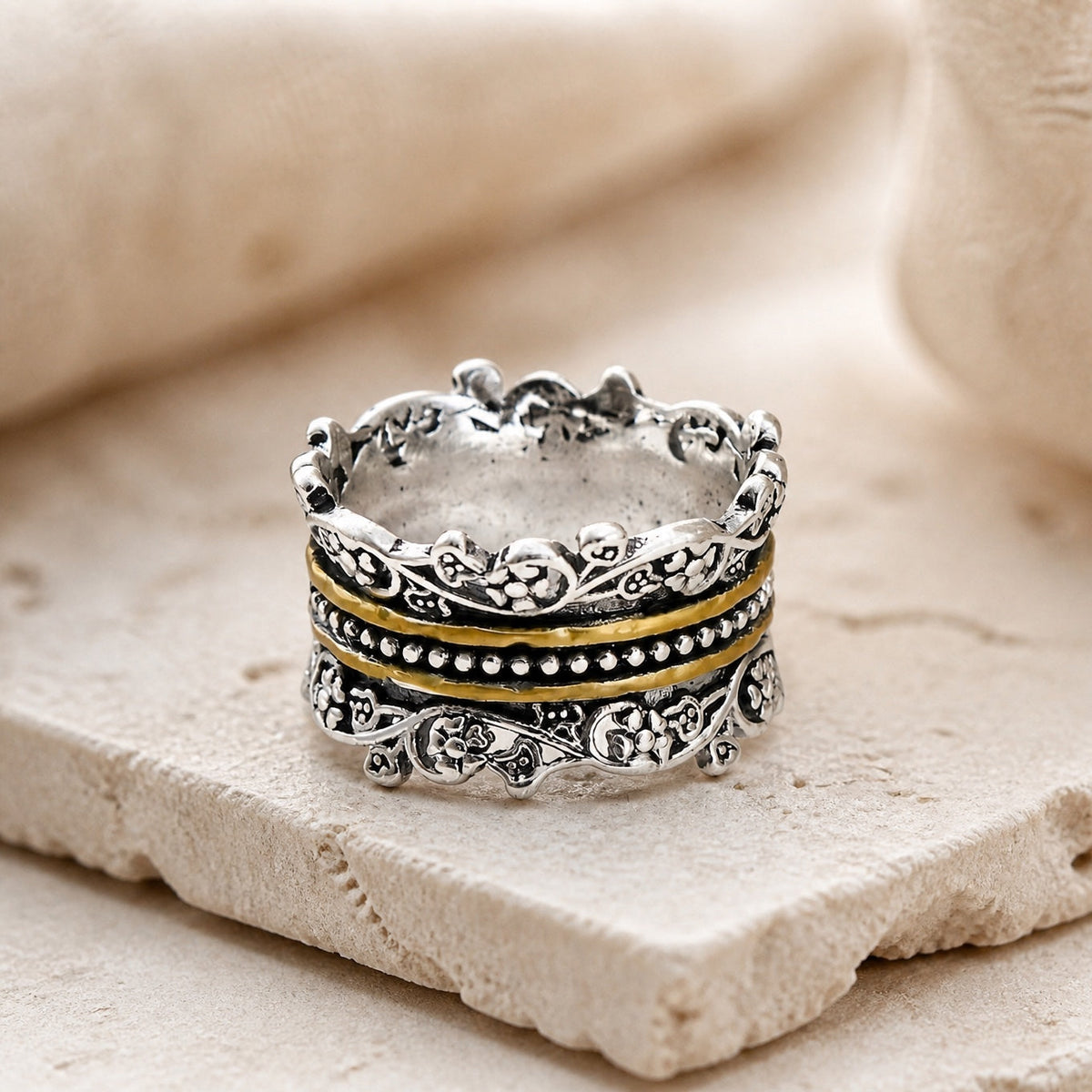 Anillo creativo de capas con textura floral