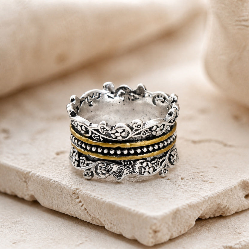 Anillo creativo de capas con textura floral