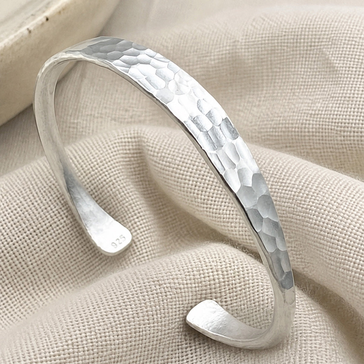 Pulsera bohemia martillada de plata
