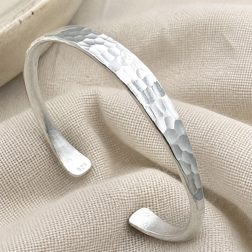 Pulsera bohemia martillada de plata