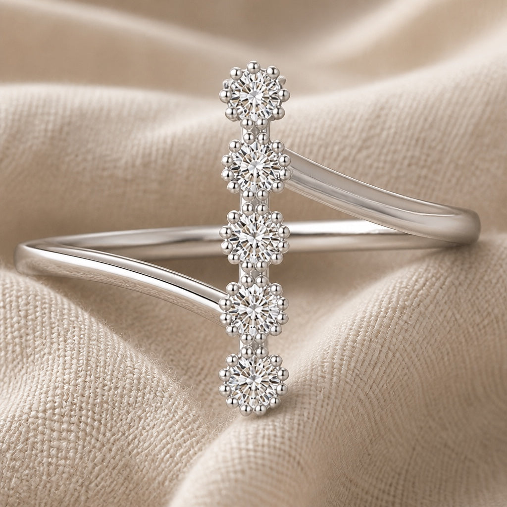 Anillo delicado en forma de Z de circonita en oro blanco
