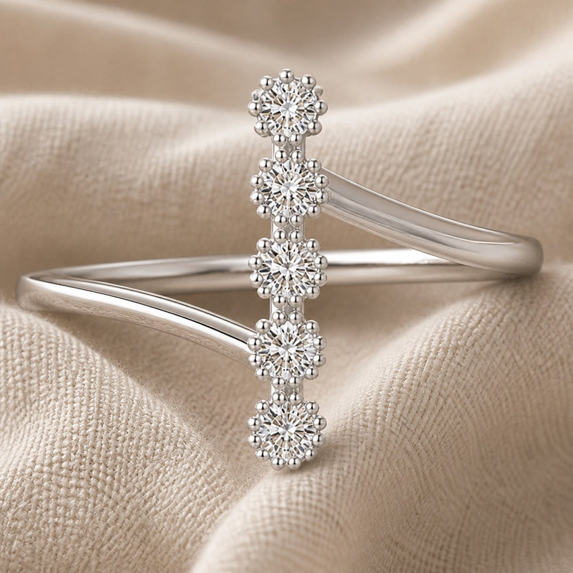 Anillo delicado en forma de Z de circonita en oro blanco