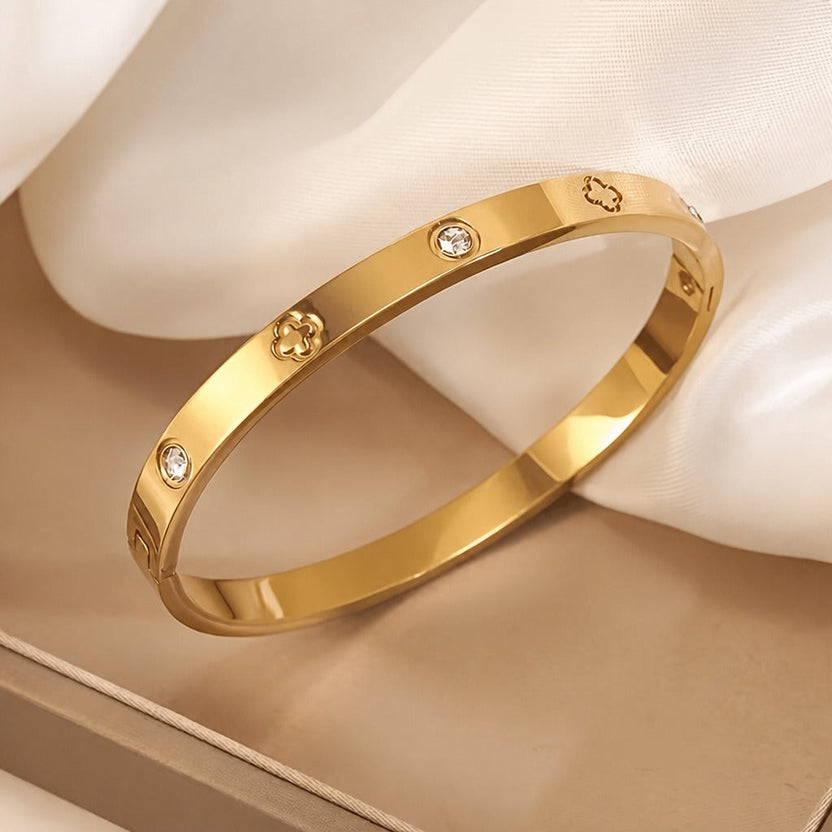 Pulsera elegante con dije de trébol — Carmen, Lucía & Rocío