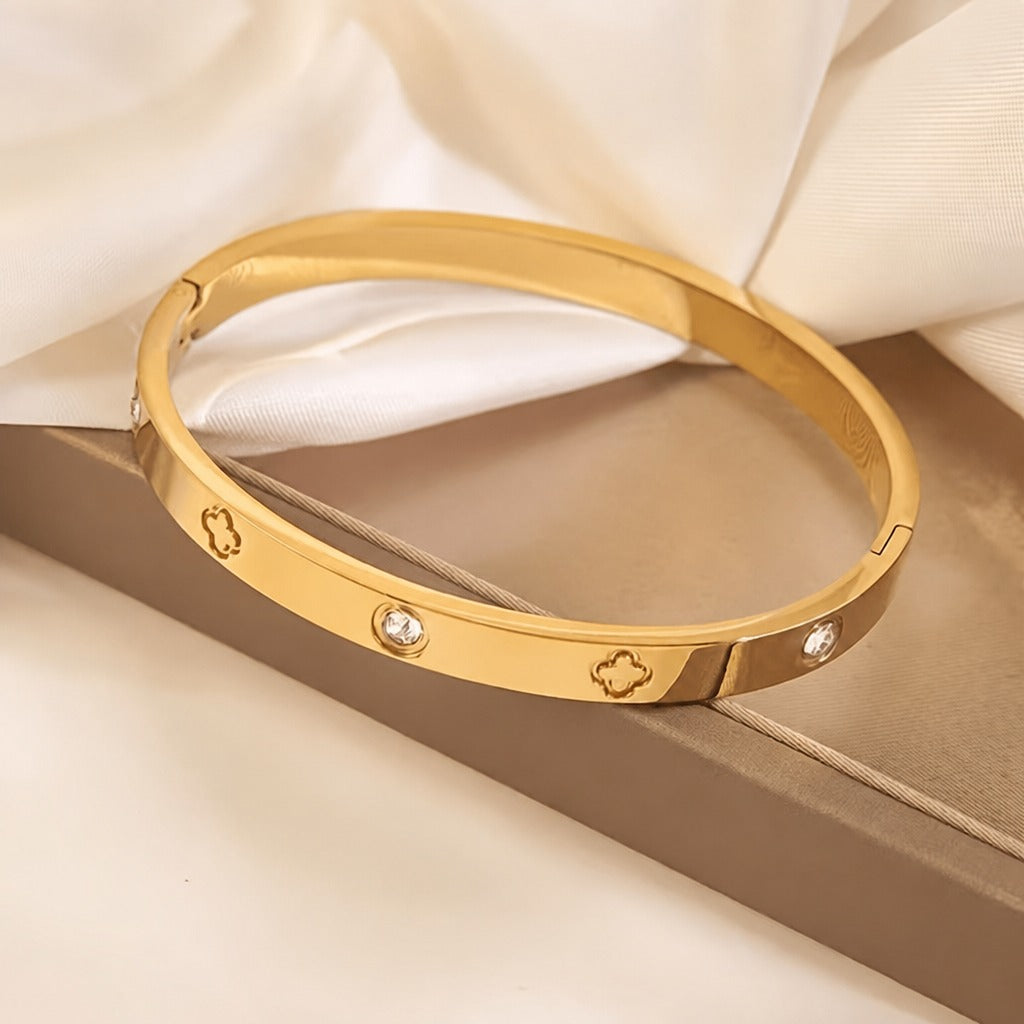 Pulsera elegante con dije de trébol — Carmen, Lucía & Rocío