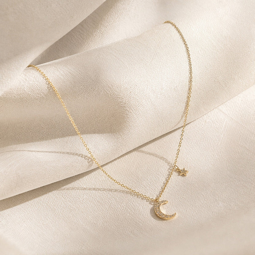 Collar elegante con estrella y luna