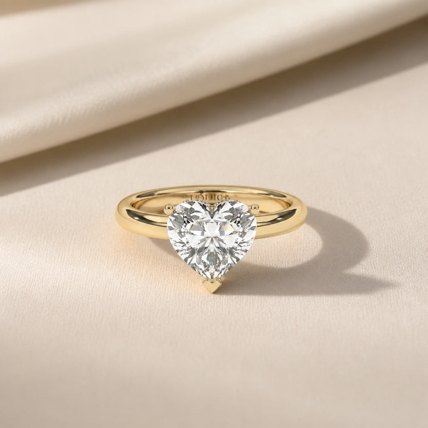 Anillo moderno de corazón brillante
