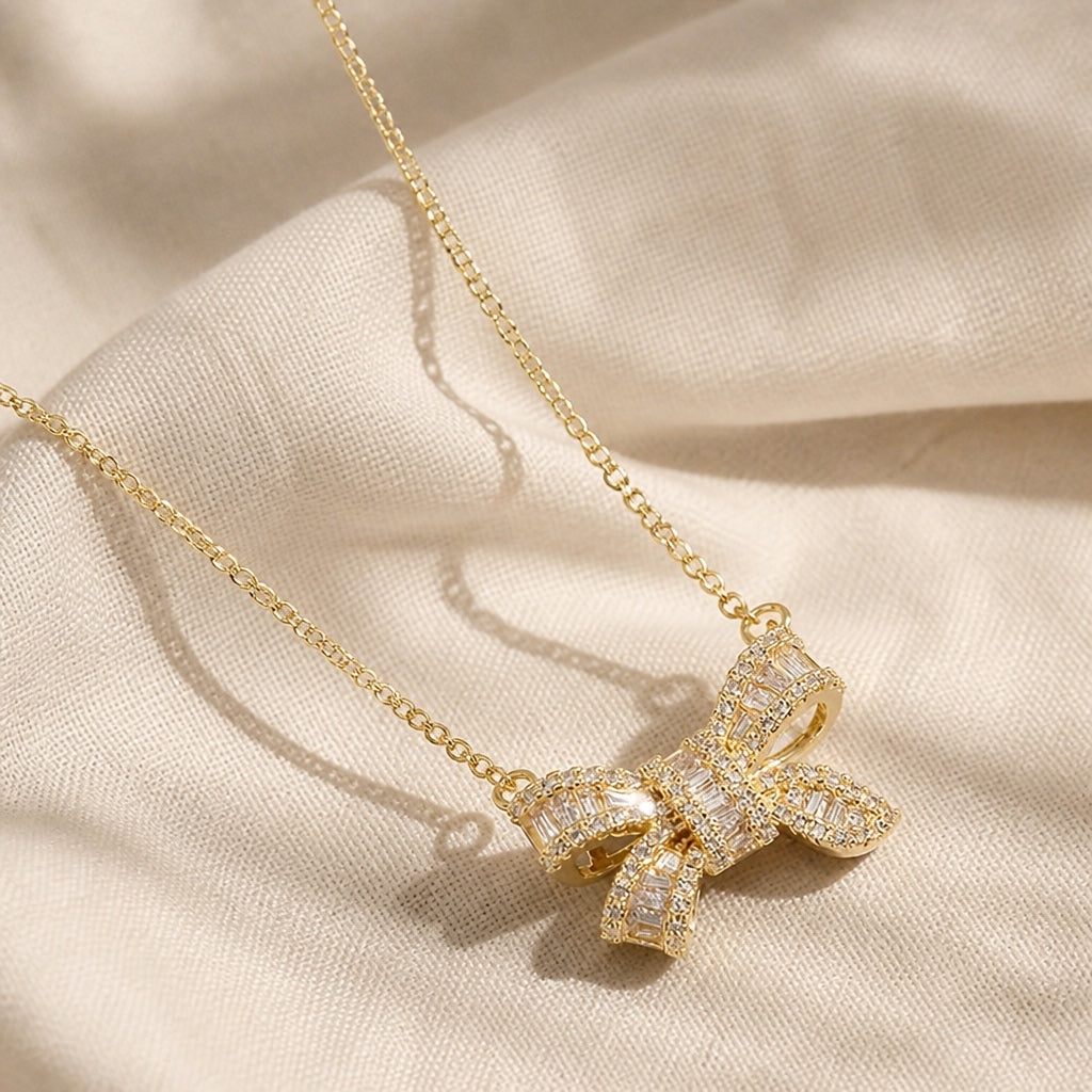 Collar de circonita en forma de lazo elegante