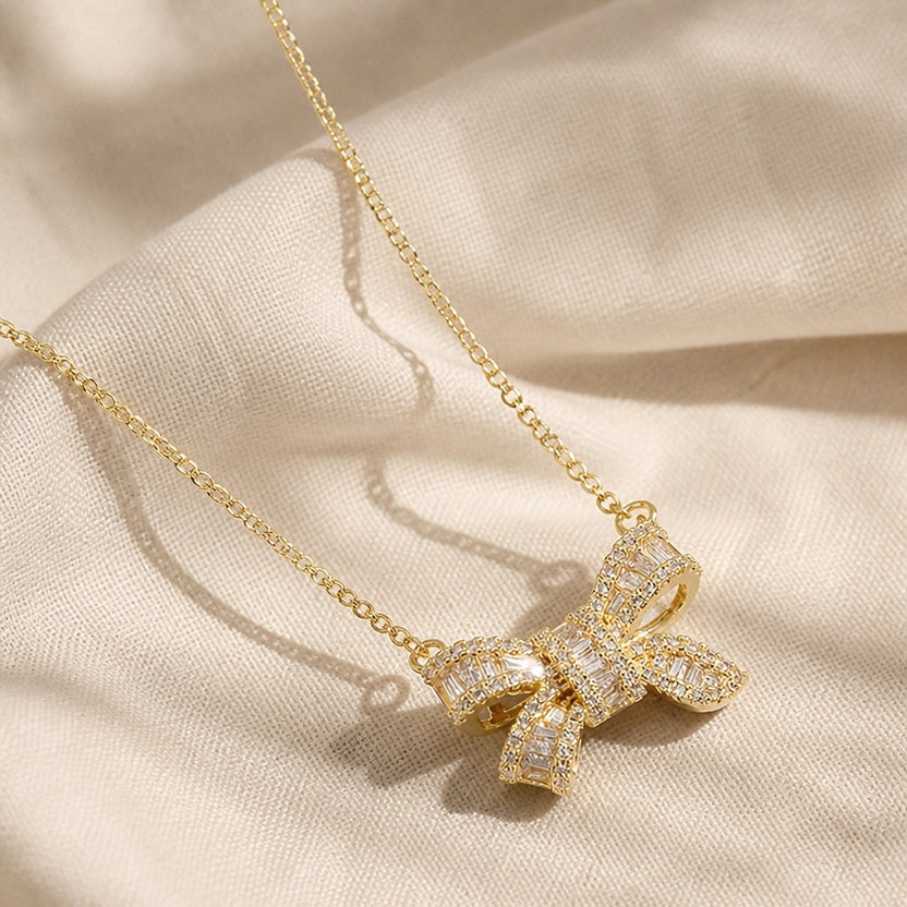 Collar de circonita en forma de lazo elegante