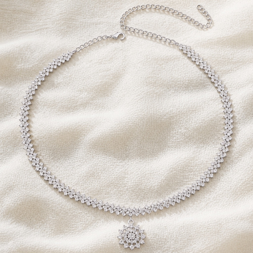 Collar con colgante de sol de strass