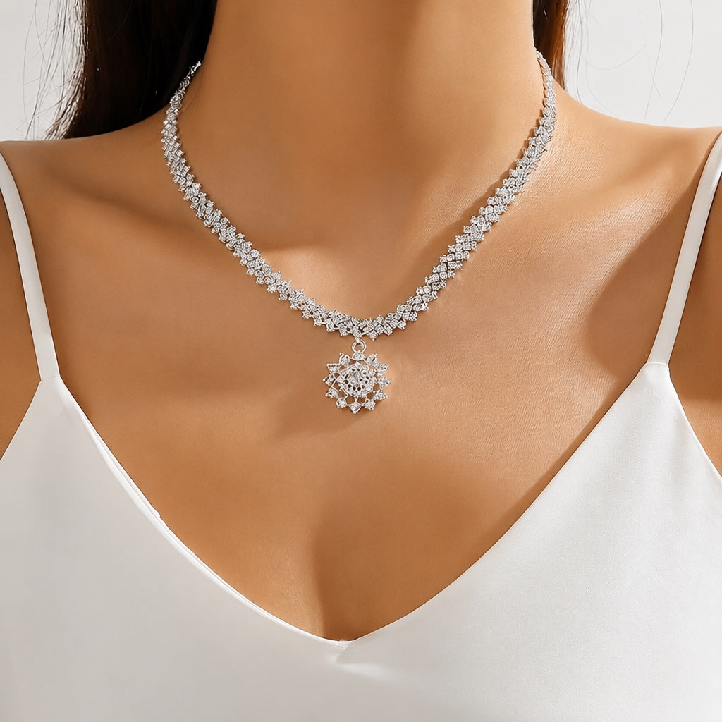 Collar con colgante de sol de strass – imagen 2