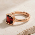 Anillo cuadrado de circonita roja Regal – imagen 2
