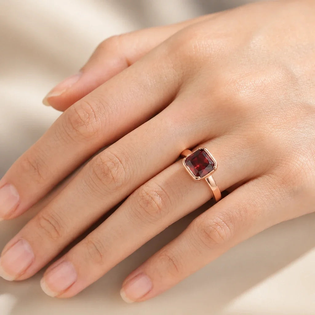 Anillo cuadrado de circonita roja Regal