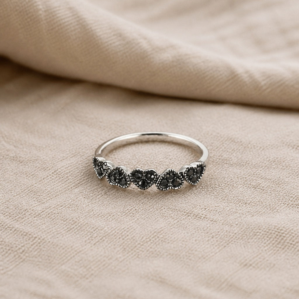 Anillo de ónix con halo de corazón