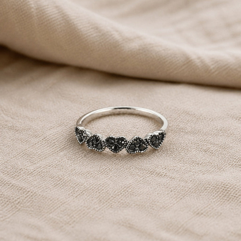 Anillo de ónix con halo de corazón