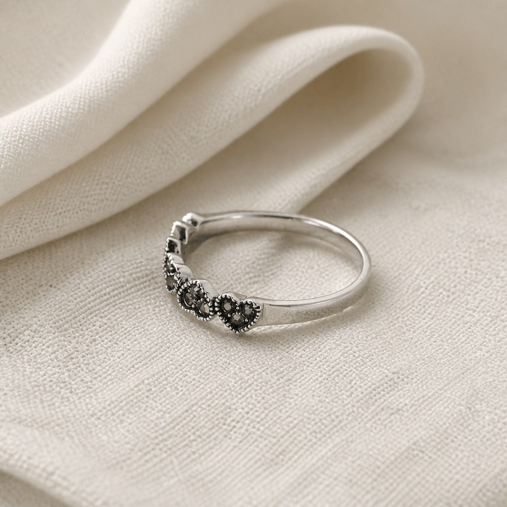Anillo de ónix con halo de corazón – imagen 2