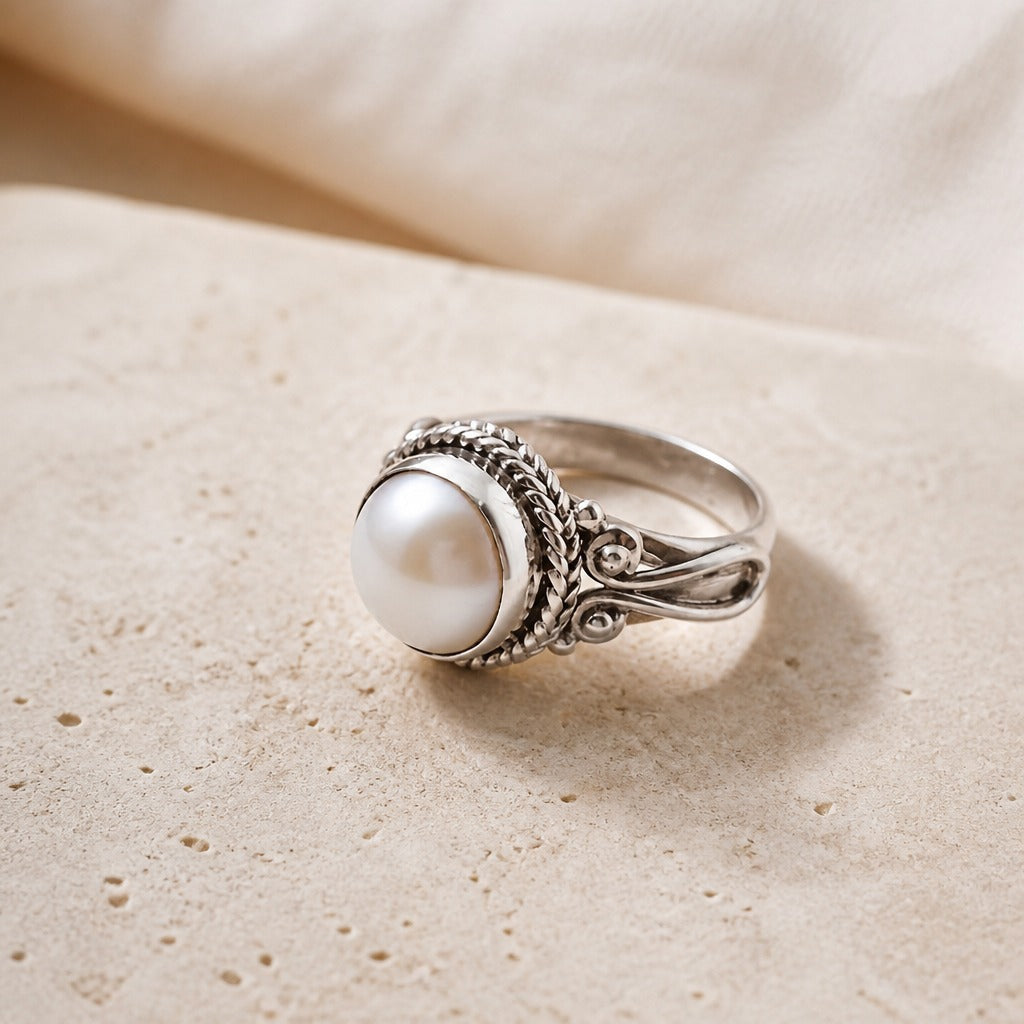 Anillo solitario de perla opulenta
