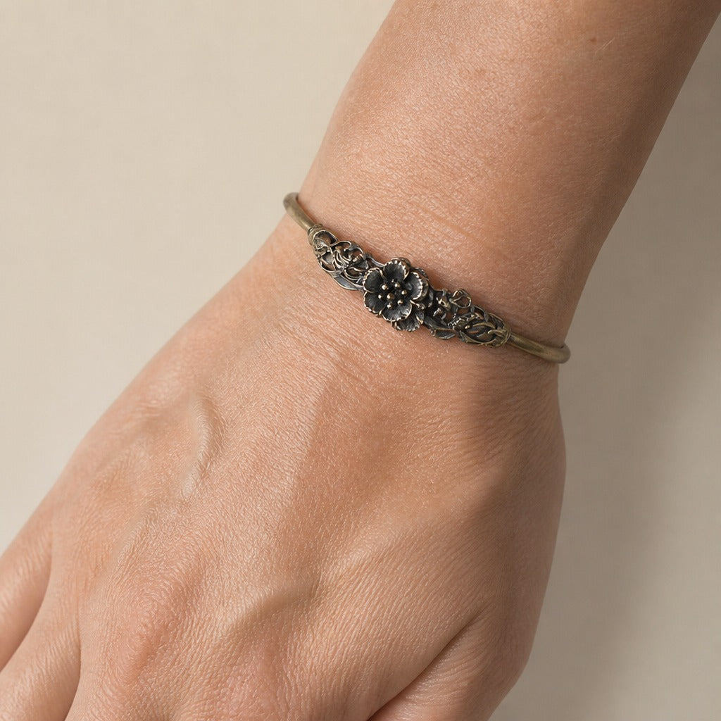 Brazalete floral de puño artesanal