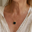 Collar con colgante negro chic de medianoche