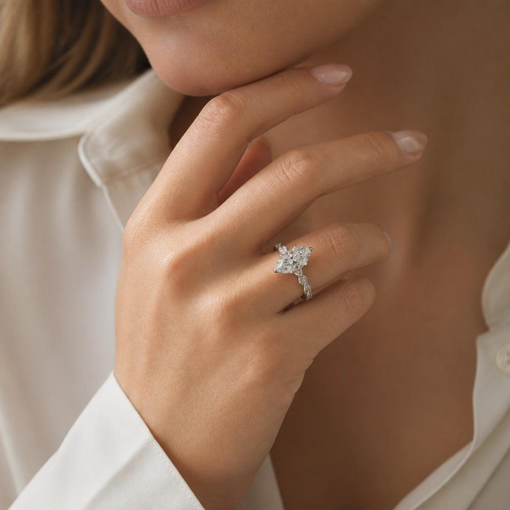 Anillo dorado de cristal en talla marquesa – imagen 3