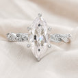 Anillo dorado de cristal en talla marquesa – imagen 2
