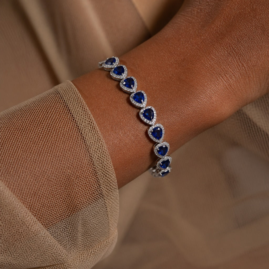 Pulsera de plata con eslabones en forma de corazón