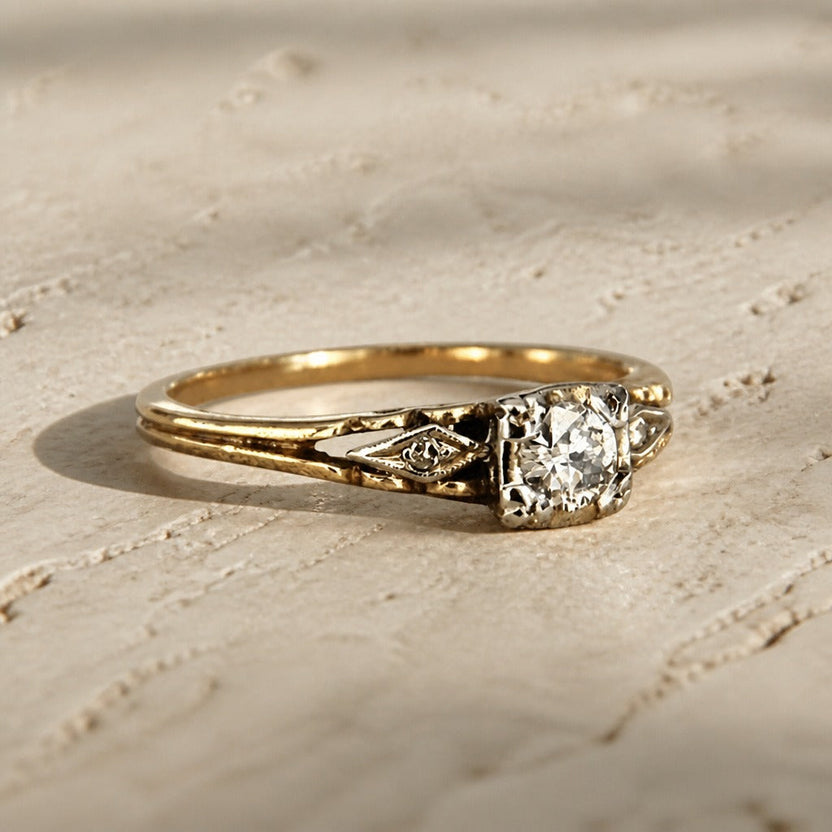 Anillo dorado minimalista con curva