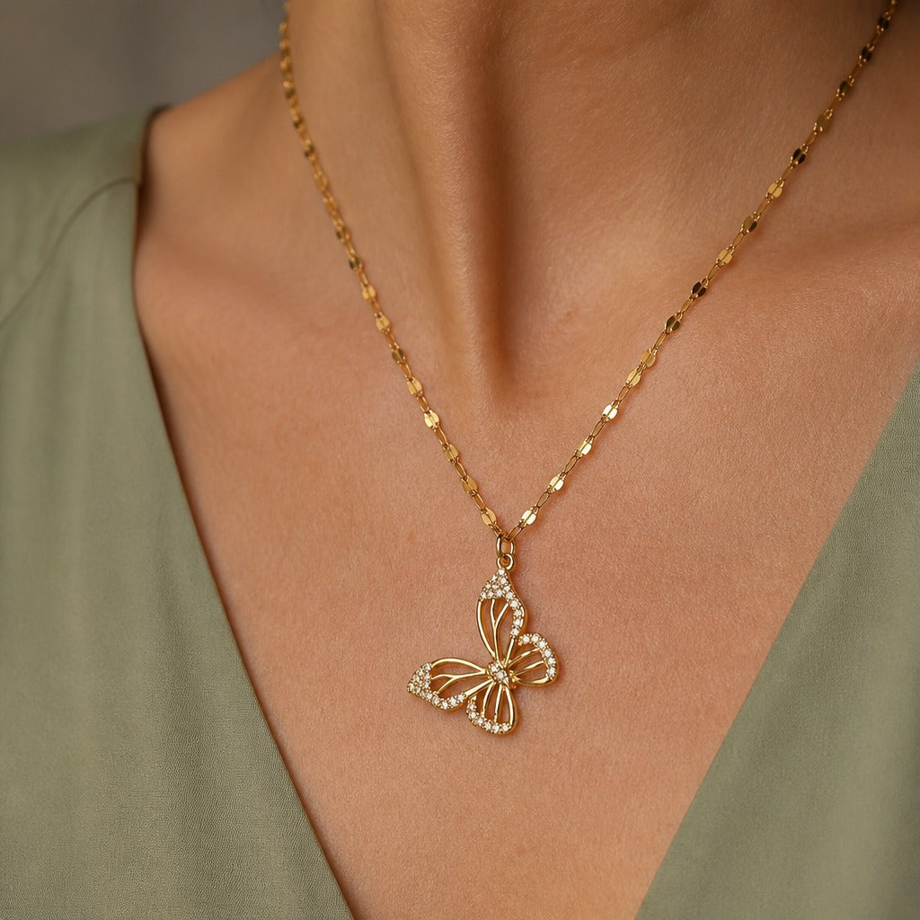 Collar minimalista con colgante de mariposa hueca