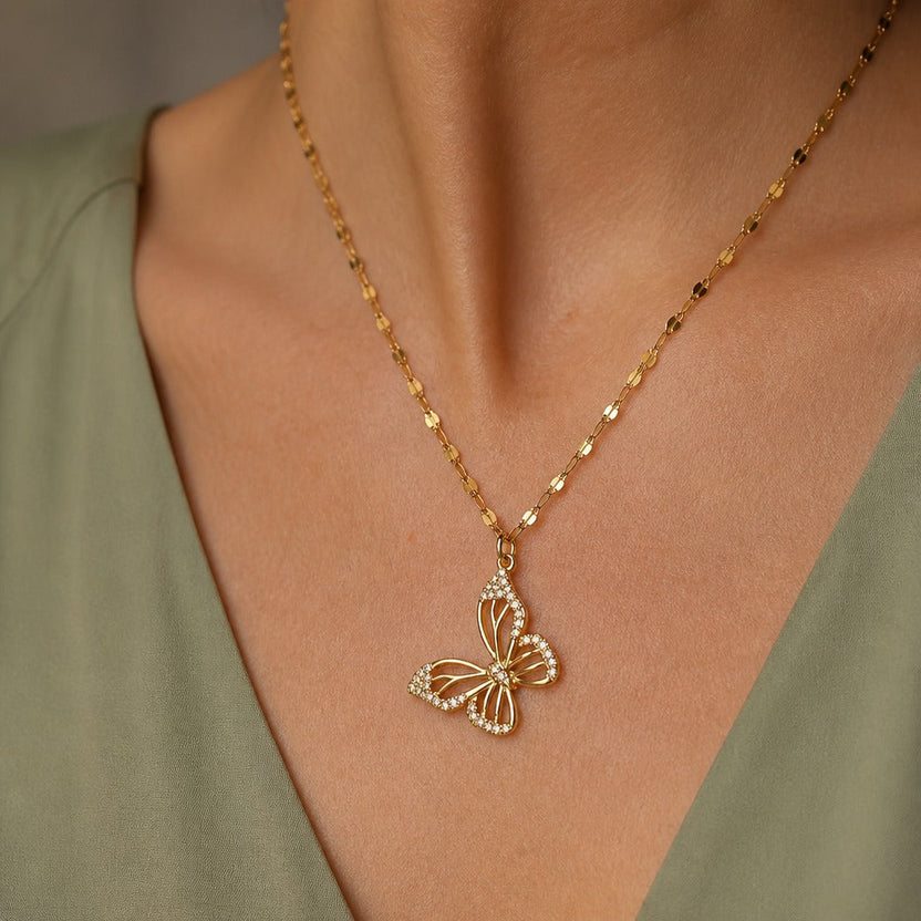 Collar minimalista con colgante de mariposa hueca