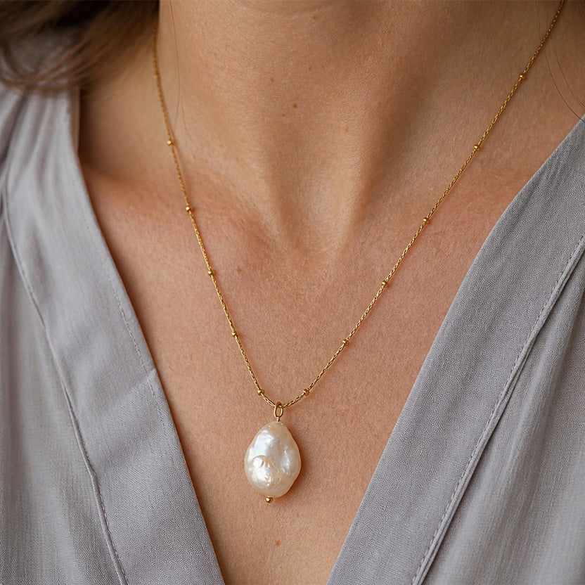 Collar minimalista de perlas barrocas