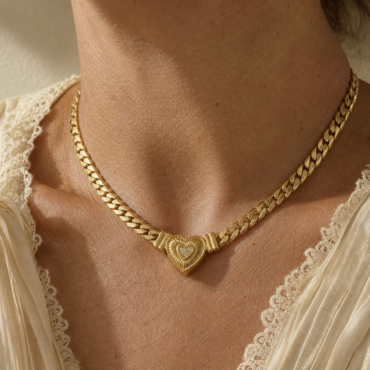 Collar con colgante de corazón tradicional