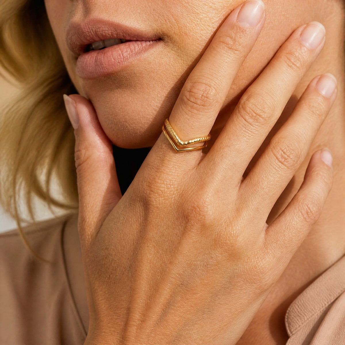Anillo sofisticado de curva con acento – imagen 2