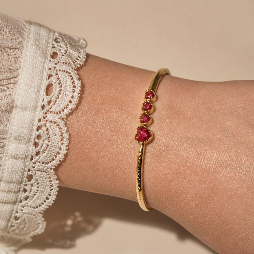 Brazalete de amor atemporal con colgantes