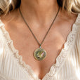 Collar vintage con colgante de rana y ángel