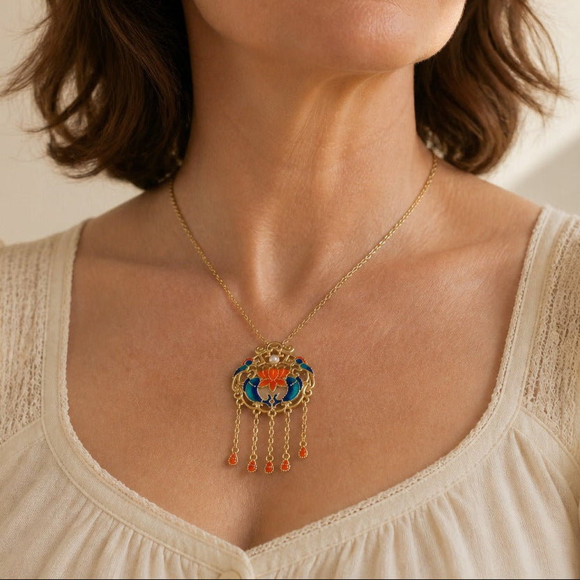 Collar de loto y koi con borlas