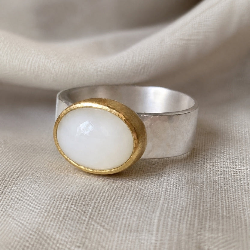 Anillo sello abombado con perla audaz