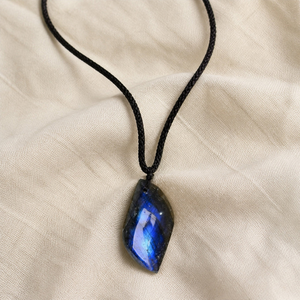 Collar místico de labradorita azul flash
