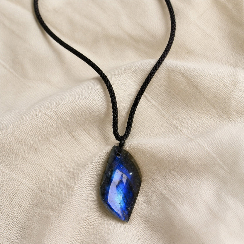 Collar místico de labradorita azul flash