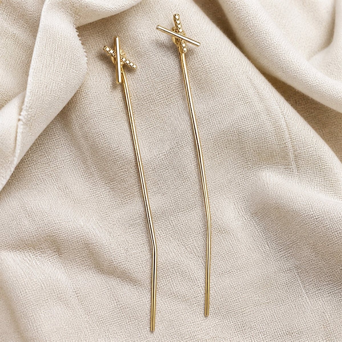 Pendientes minimalistas de cruz con borla