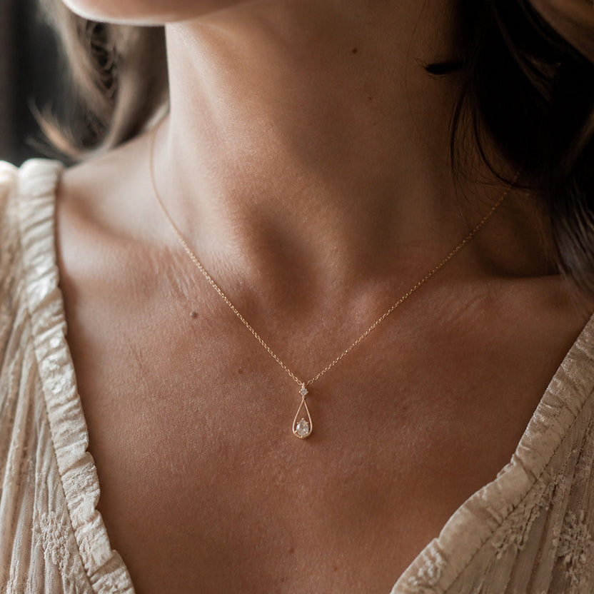 Collar minimalista de gota de agua