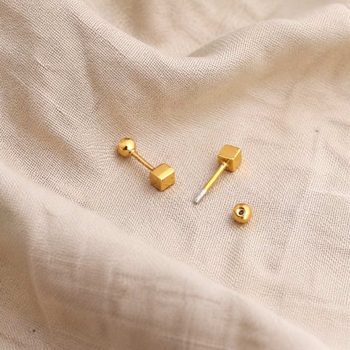 Pendientes cuadrados minimalistas dorados