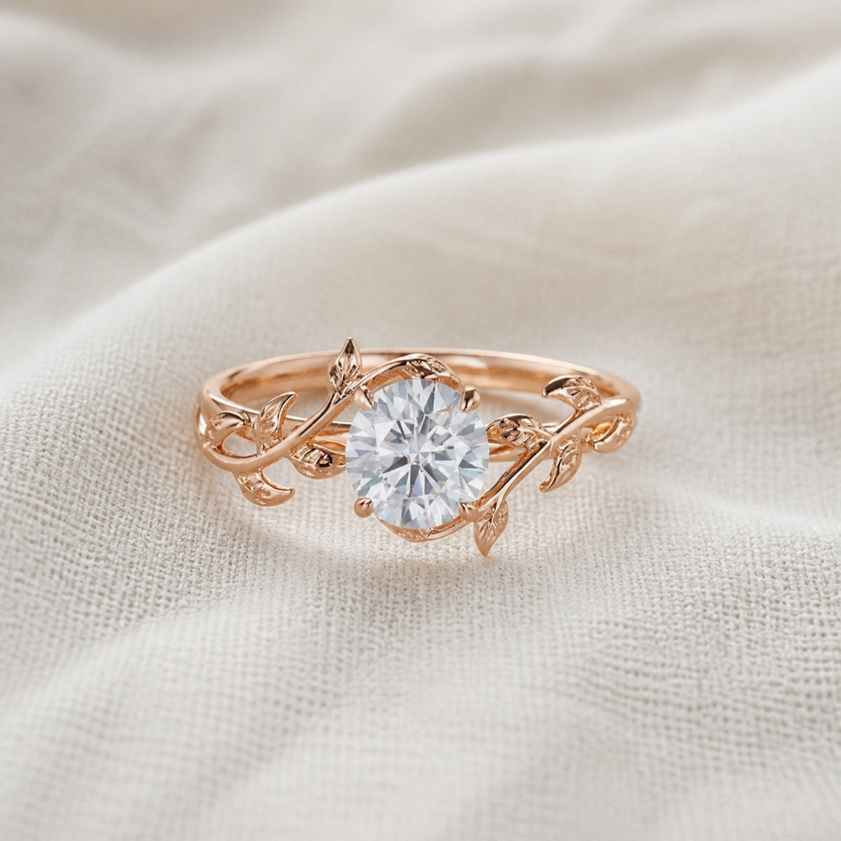 Anillo solitario de cristal con enredadera de hojas
