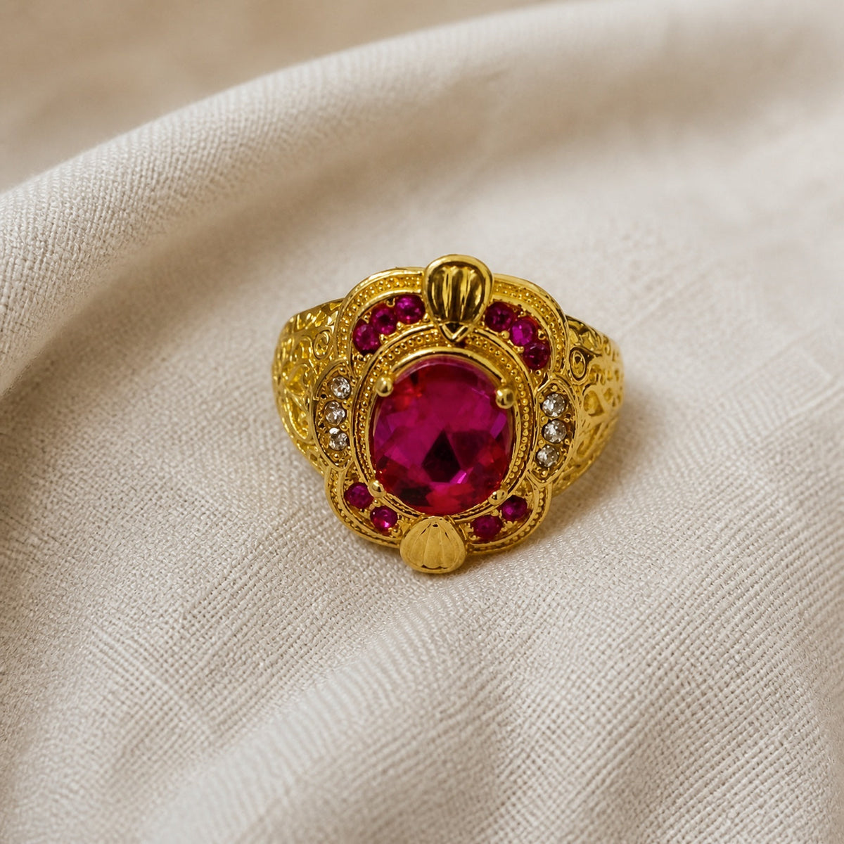Anillo de amatista ovalada con circonitas