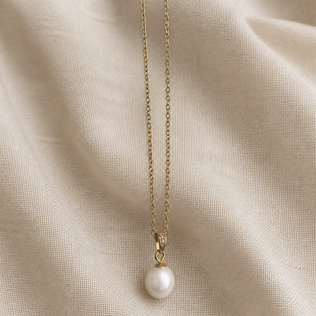Collar de perlas Ria con cadena fina