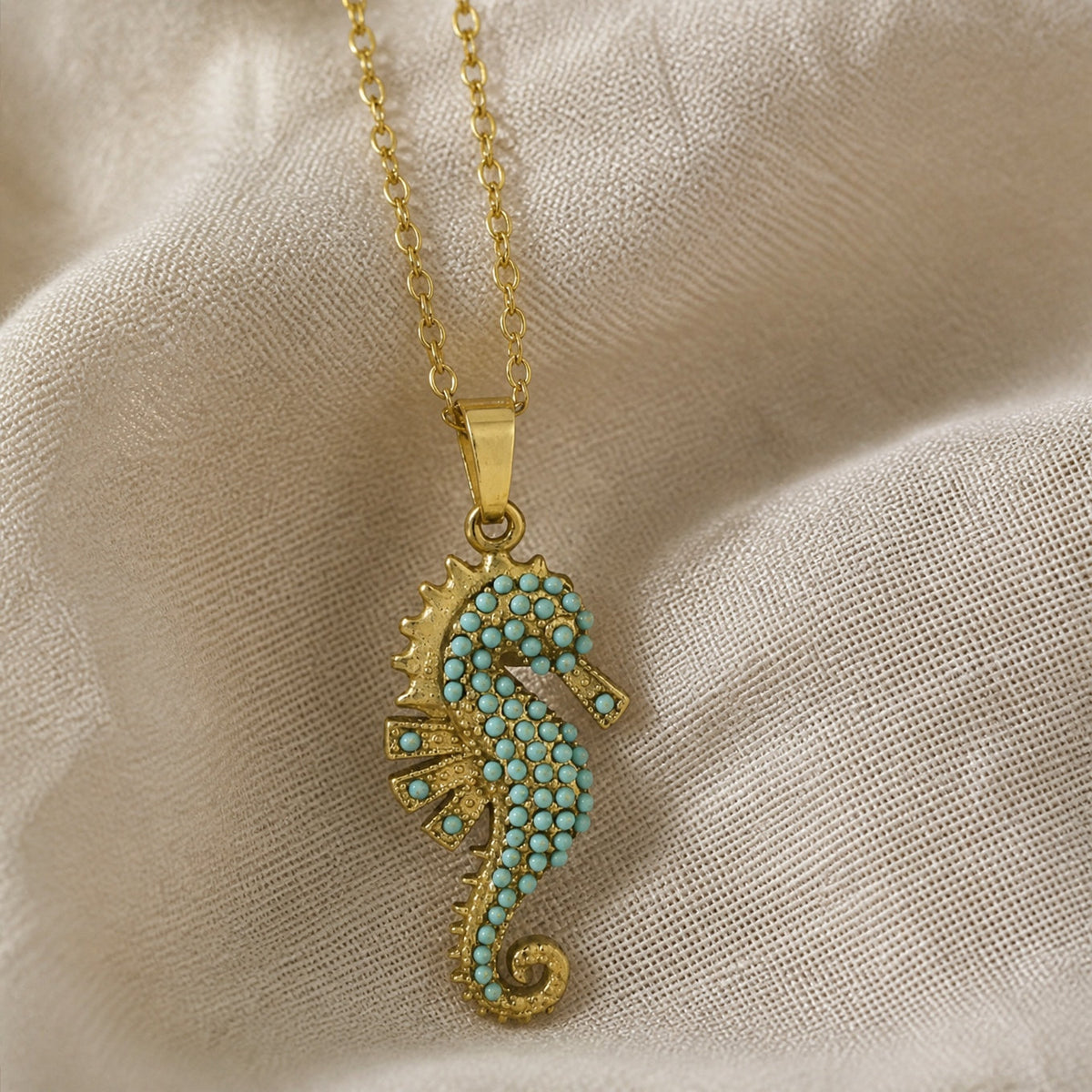 Collar con colgante de caballito de mar dorado con turquesa – imagen 2